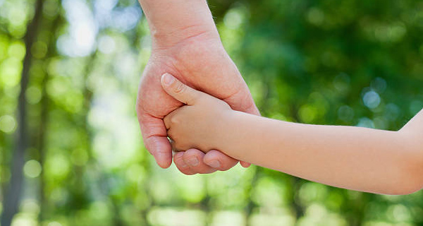 padre y niño de la mano