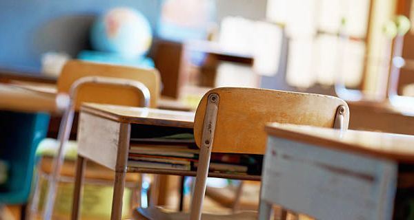 fotografia de pupitres en una escuela